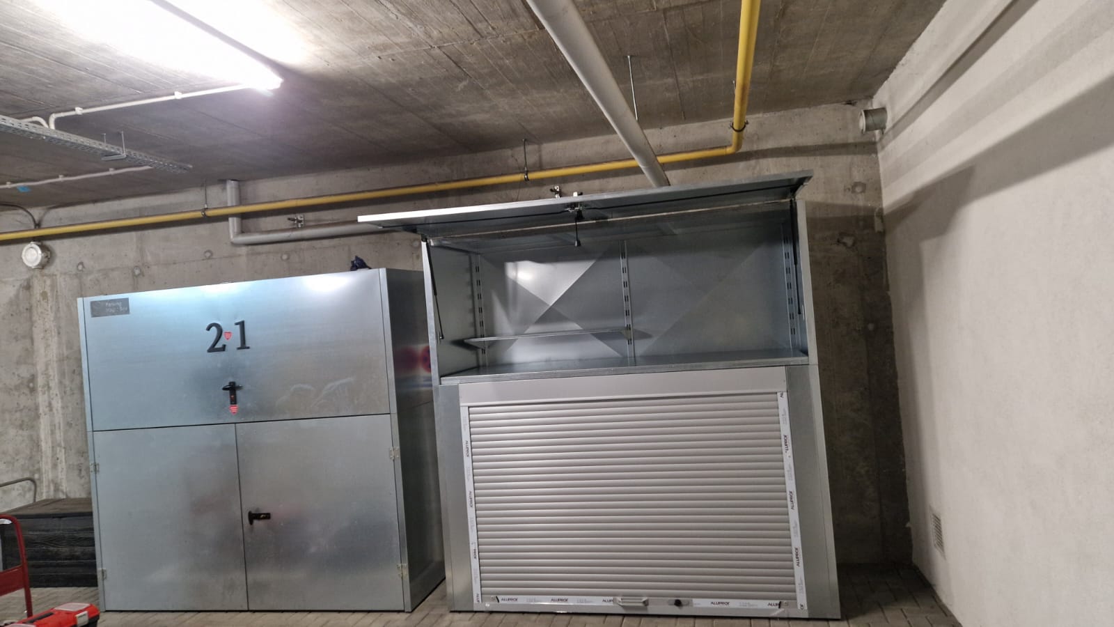 miejsce na przechowywania opon i narzędzi samochodowych w parkingu podziemnym