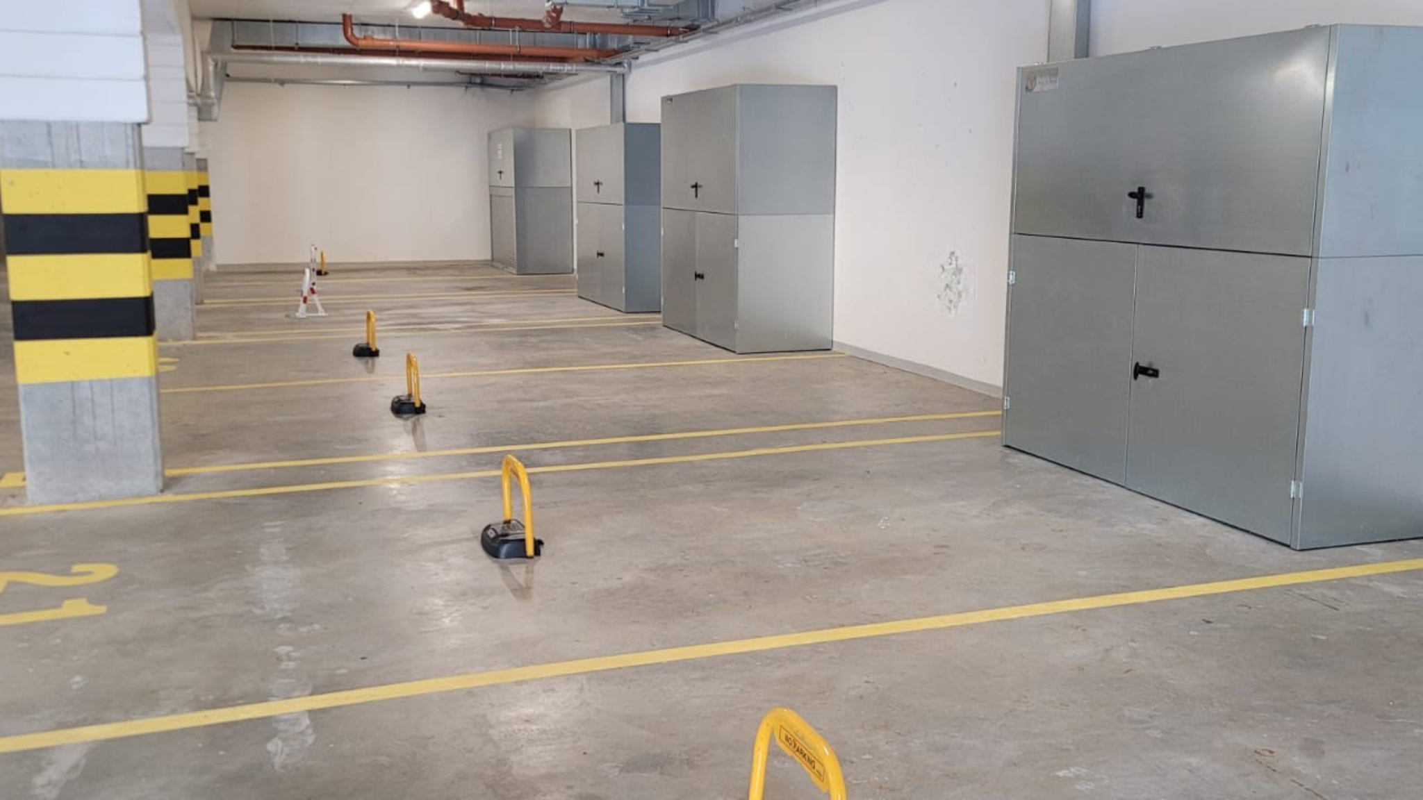 Szafy garażowe – co&nbsp;warto wiedzieć przed&nbsp;wyborem odpowiedniej zabudowy?