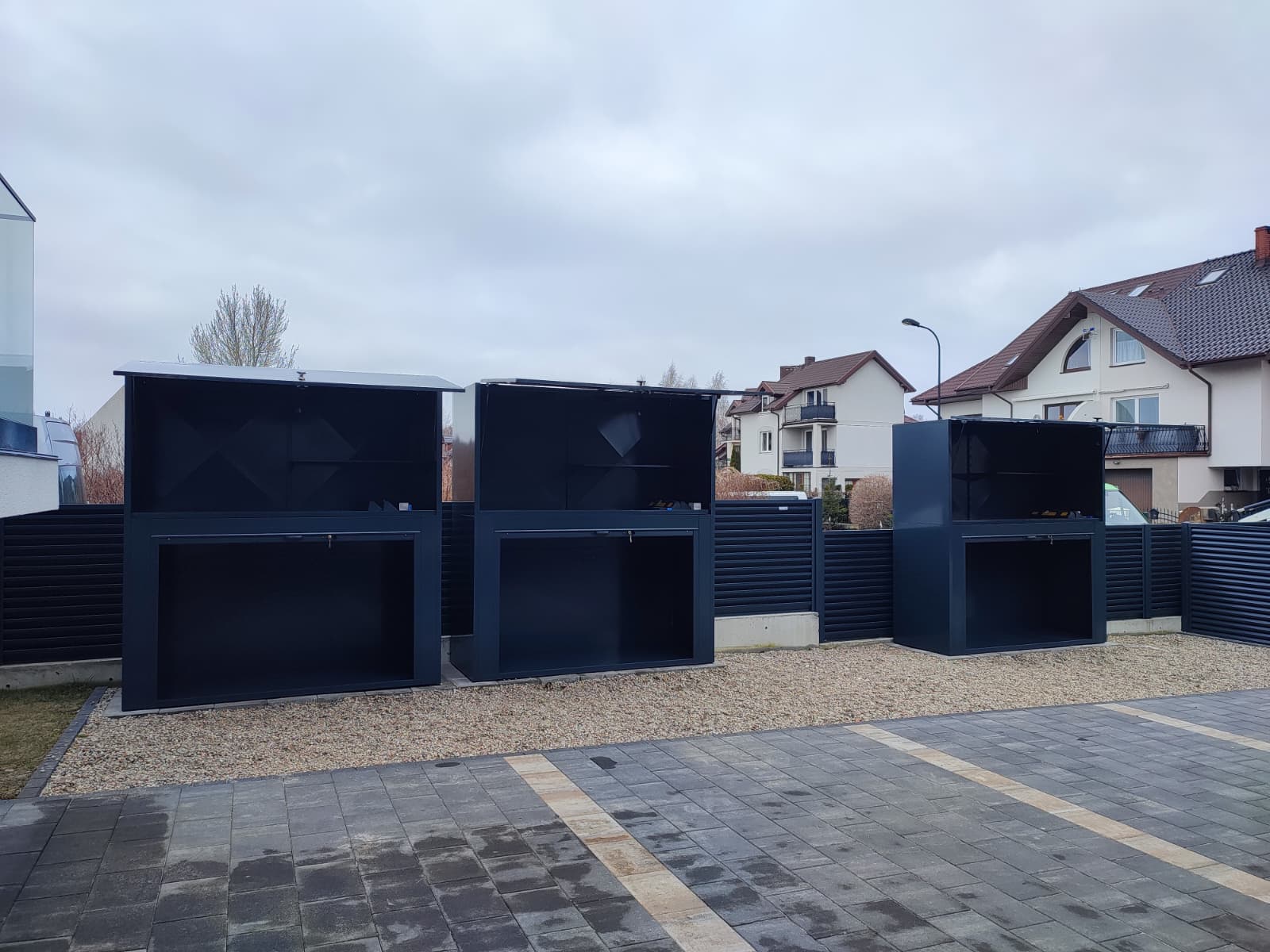 szafa metalowa na zewnątrz parking magic box