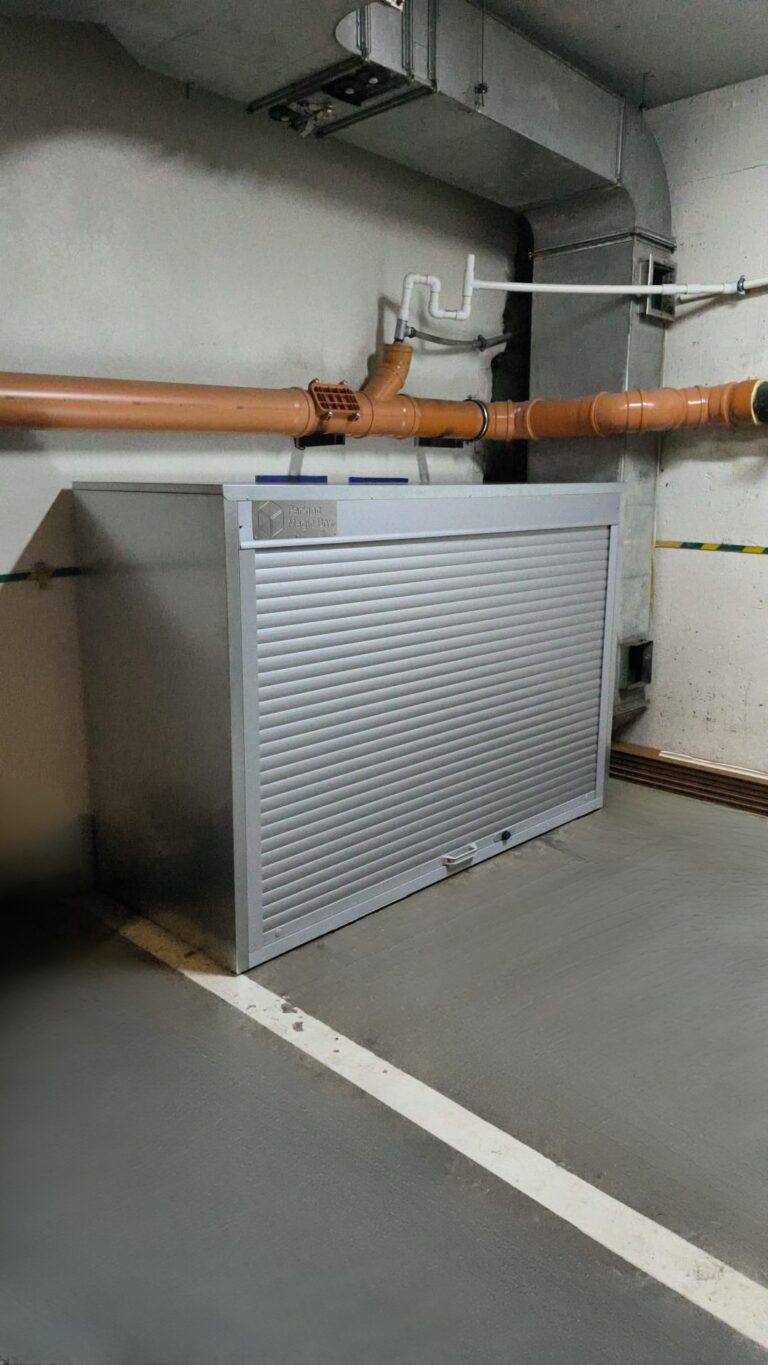Single-module box with a roller shutter
