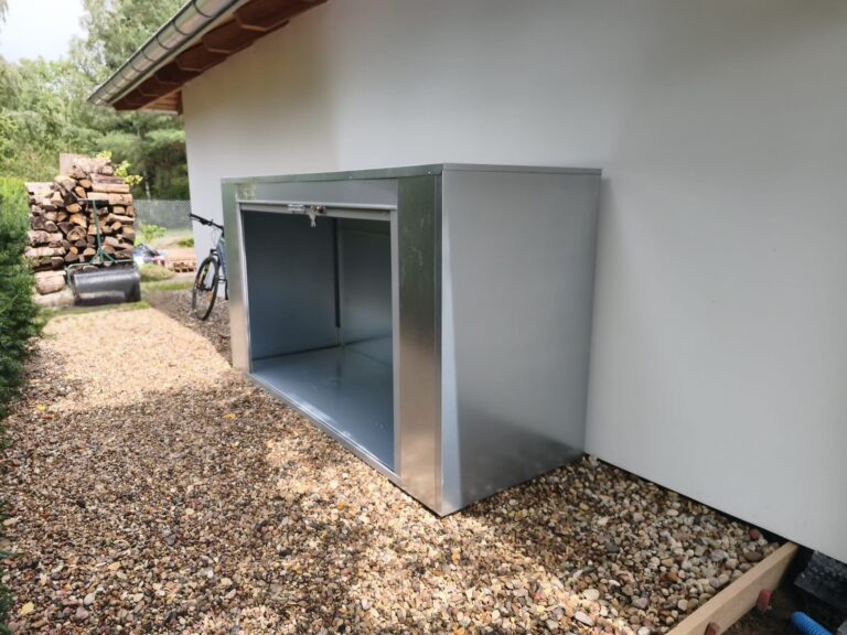 Single-module box with a roller shutter