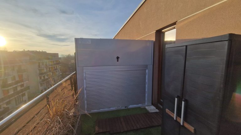Zweimoduliger Garagenbox mit Rollladen